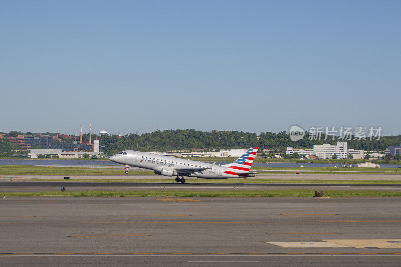 在DCA机场的美国鹰Embraer ERJ-175LR飞机N129HQ